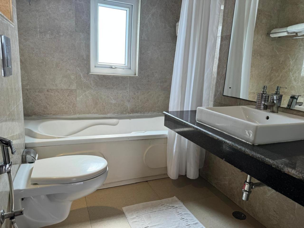 Ahuja Residency Noida Lägenhet Exteriör bild